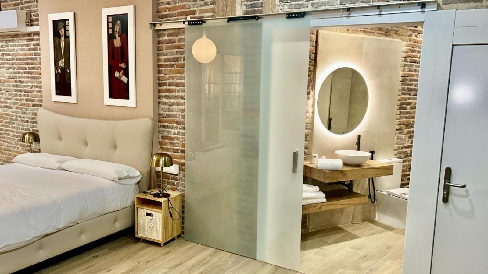 Albany Ancha Ξενοδοχείο León Εξωτερικό φωτογραφία A sliding door made of tempered glass