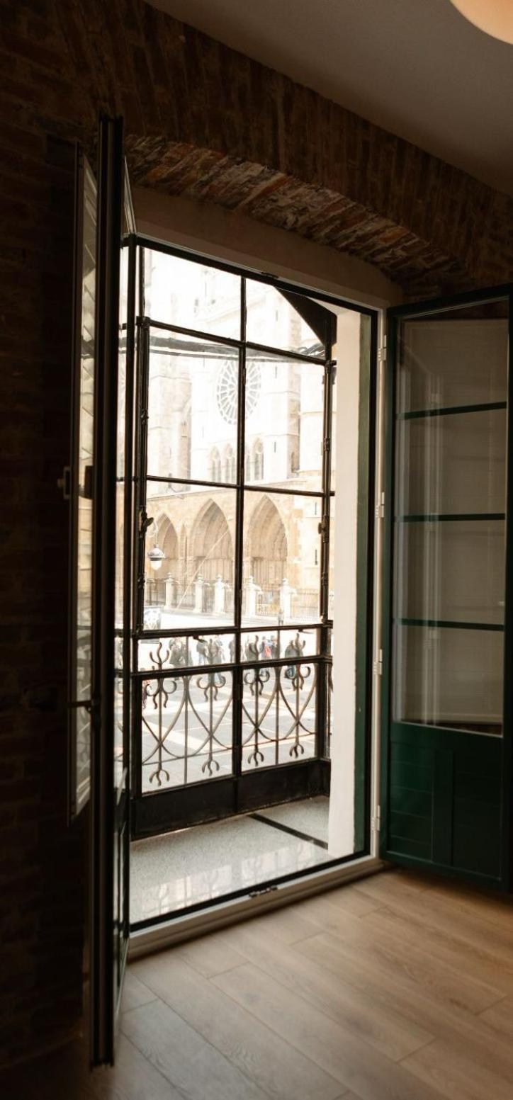 Albany Ancha Ξενοδοχείο León Εξωτερικό φωτογραφία A window with a grille