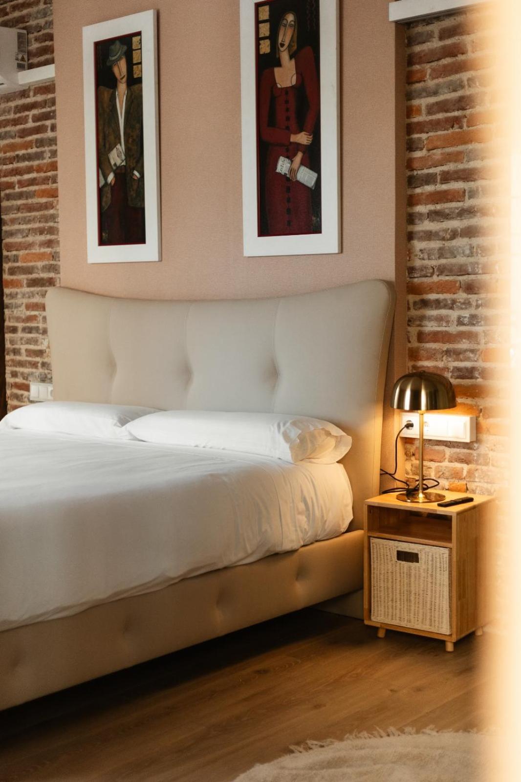 Albany Ancha Ξενοδοχείο León Εξωτερικό φωτογραφία A bedside table
