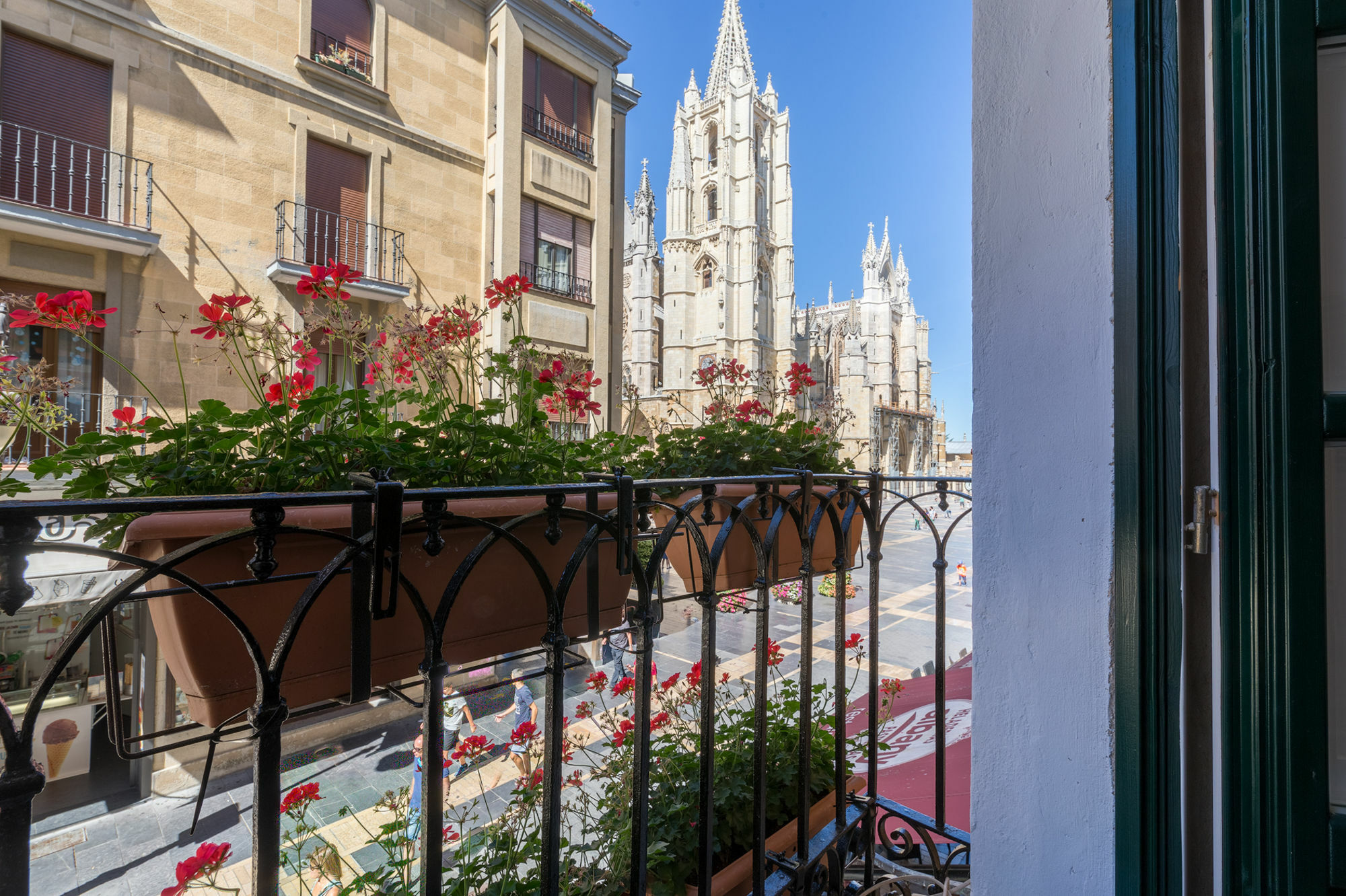 Albany Ancha Ξενοδοχείο León Εξωτερικό φωτογραφία View of the cathedral from the hotel